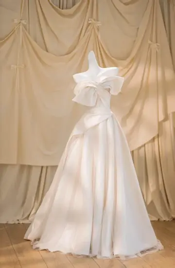 White strapless slim waist satin maxi bridal gown R5781