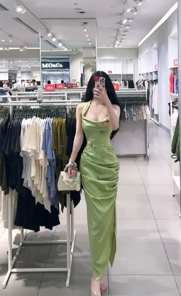 Light green halter neck, fitted waist, pleated hip-hugging sexy long ball gown R7889