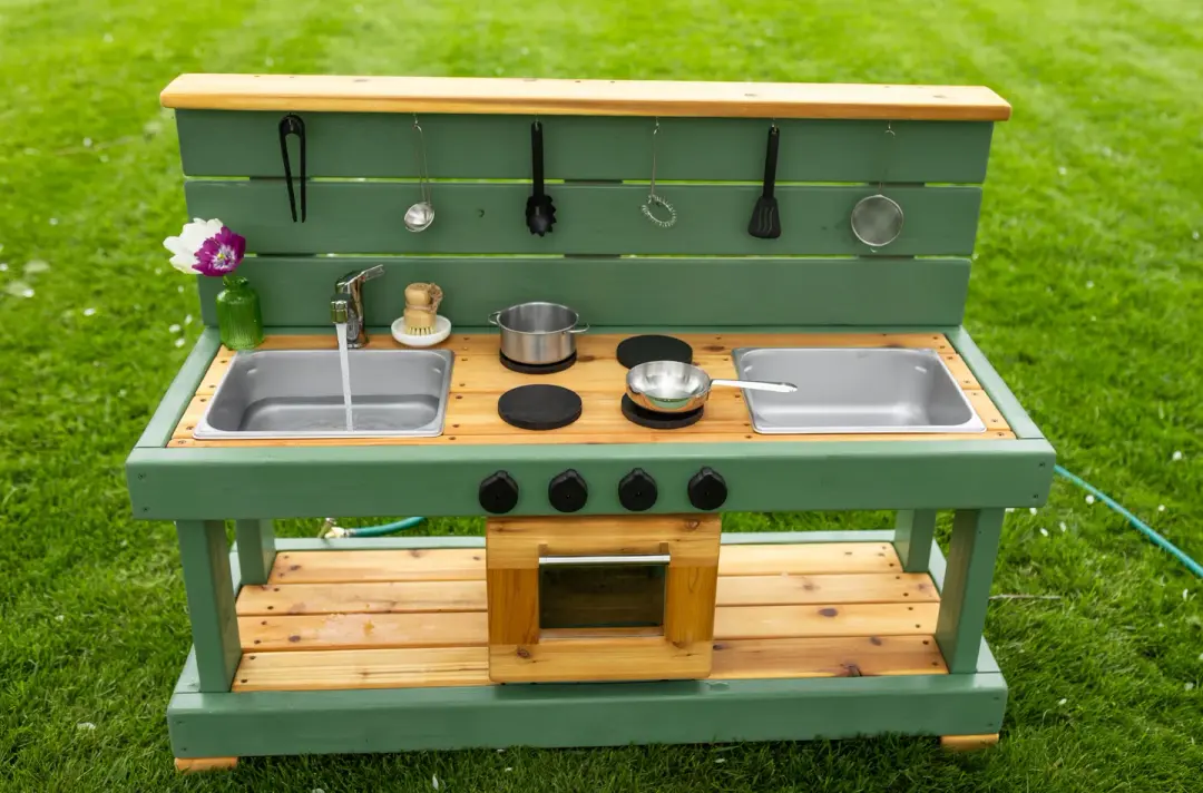 Fancy Painted Centered Oven Mud Kitchen