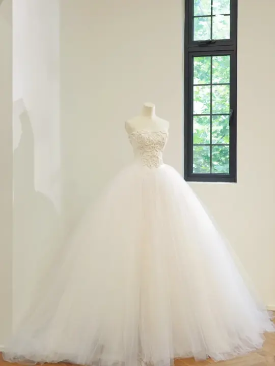White strapless, fitted waist, full skirt, long ball gown, bridal dress R8478