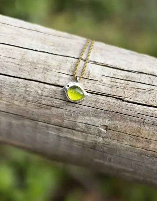 Pendentif oiseau 'Volya' en argent 925 et Moldavie verte sur cordon