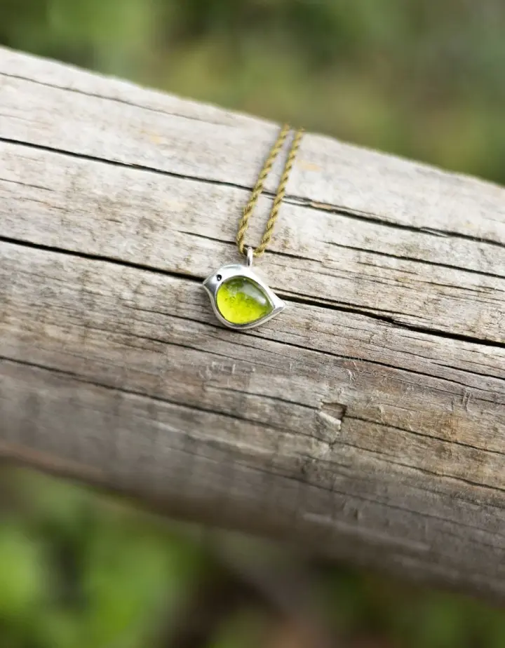 Pendentif oiseau 'Volya' en argent 925 et Moldavie verte sur cordon