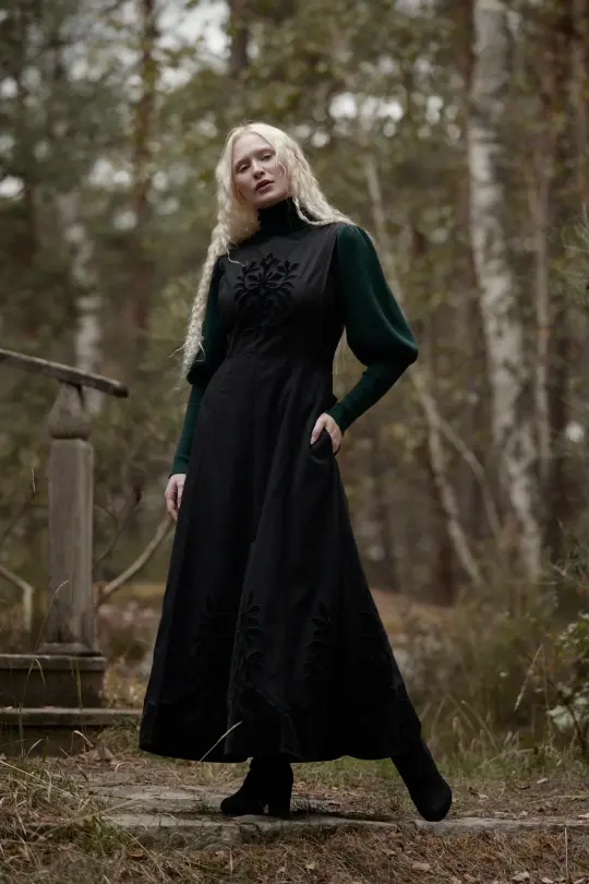 Robe noire “Mirela” en coton avec appliqués de velours