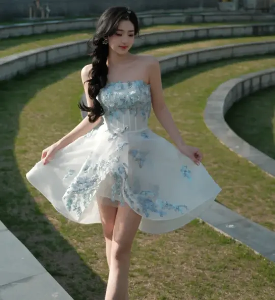 White background with blue flowers embellished with a tube top and waist elegant short skirt for homecoming dress R4190