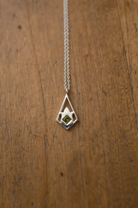 Collier "Primula minor" en argent et péridot
