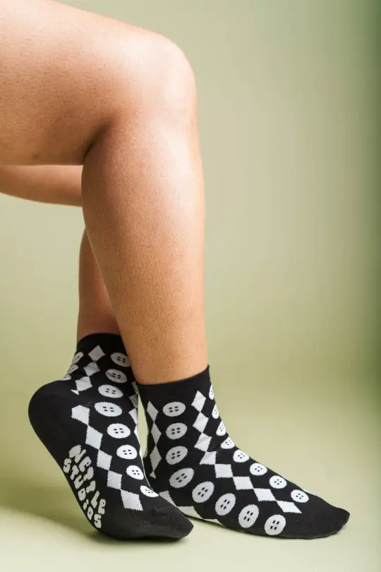GOTH TWEE BUTTON SOCKS