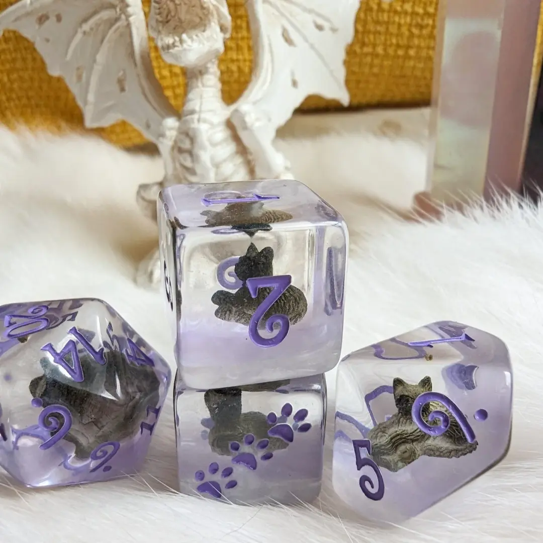 Sleepy Cat Dice Set – 8-Piece Animal DnD Dice with Paw D6 | Fennek & Finch