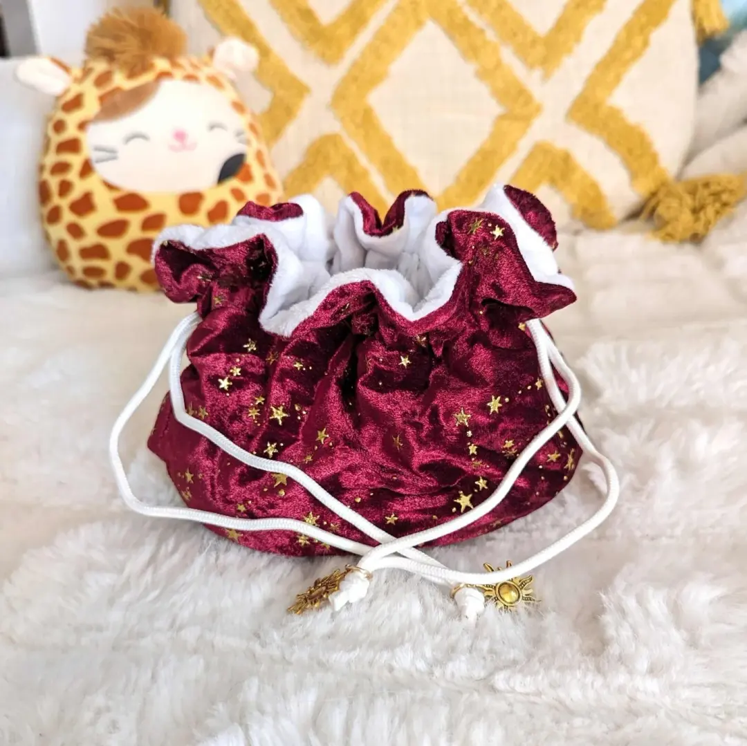 Starry Red Dice Bag – Multi-Pocket Velvet Pouch with Gold Stars | Fennek & Finch
