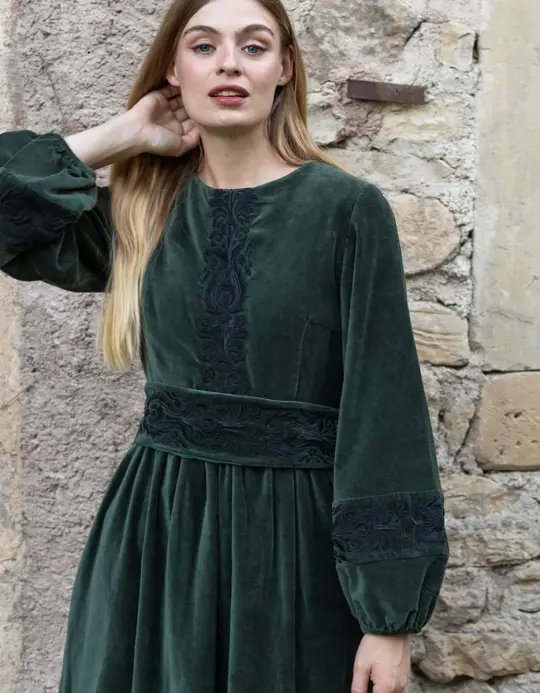 Robe 'Misha' en velours vert lierre brodé
