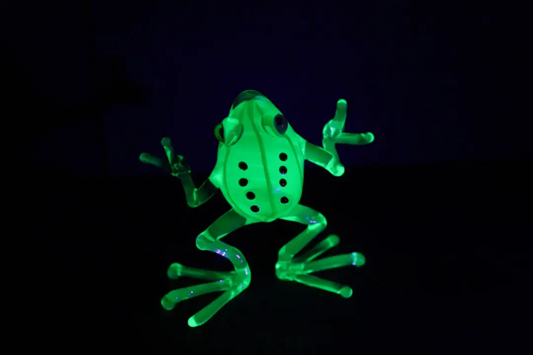 Green Uranium Glass Frog Hand-Blown Collectible Figurine Blown Uranium Vaseline Glass Figurine Frog necklace Glass UV Miniature Glass Frog
