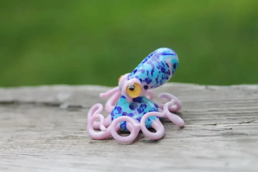 Handmade Glass Octopus Figurine – Blue & Pink Lampwork Animal – Miniature Sea Creature – Ocean Decor – Unique Gift for Marine Lovers