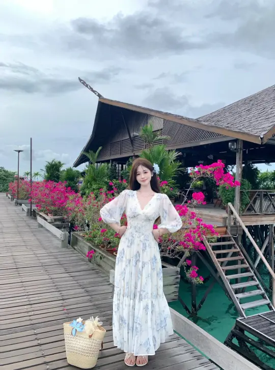 Romantic White & Blue Floral Tiered Maxi Dress R9118