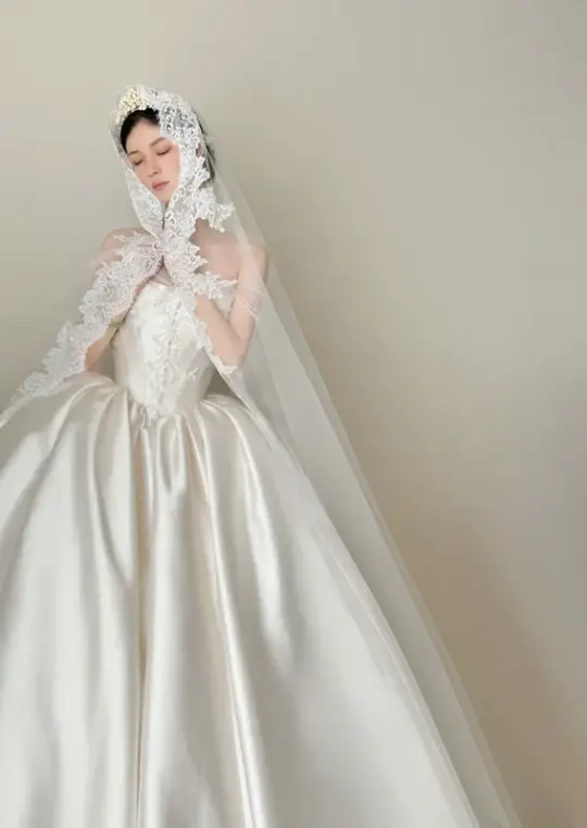 White strapless, waist‑cinching, vintage‑patterned, long ball gown with a fluffy skirt, wedding dress R8002