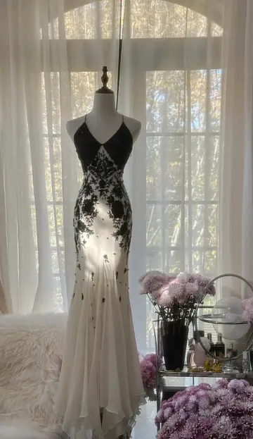 Black and white color-blocked halter-neck fitted bodycon long ball gown R7722