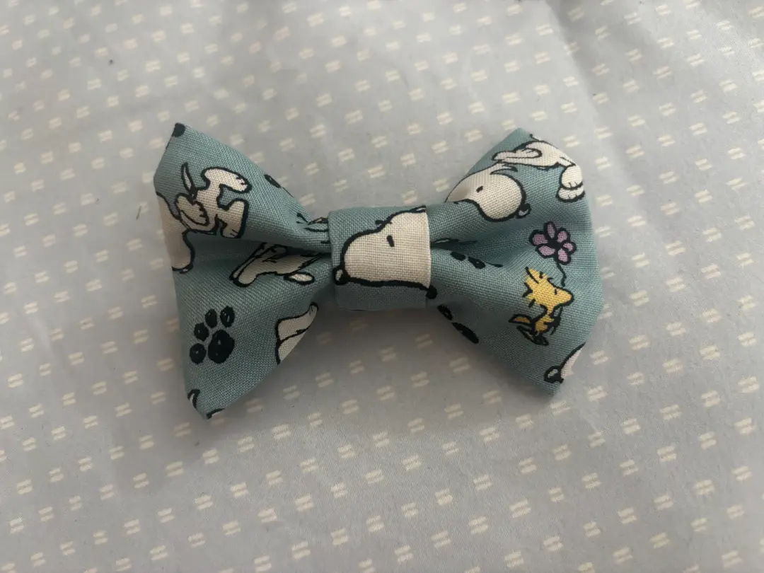 Beagle and Bird Mini Bow