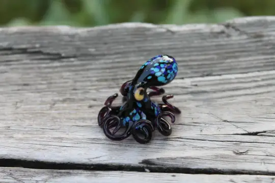 Purple Blue Handmade Glass Octopus Figurine – Blue & Pink Lampwork Animal – Miniature Sea Creature – Ocean Decor – Unique Gift for Marine