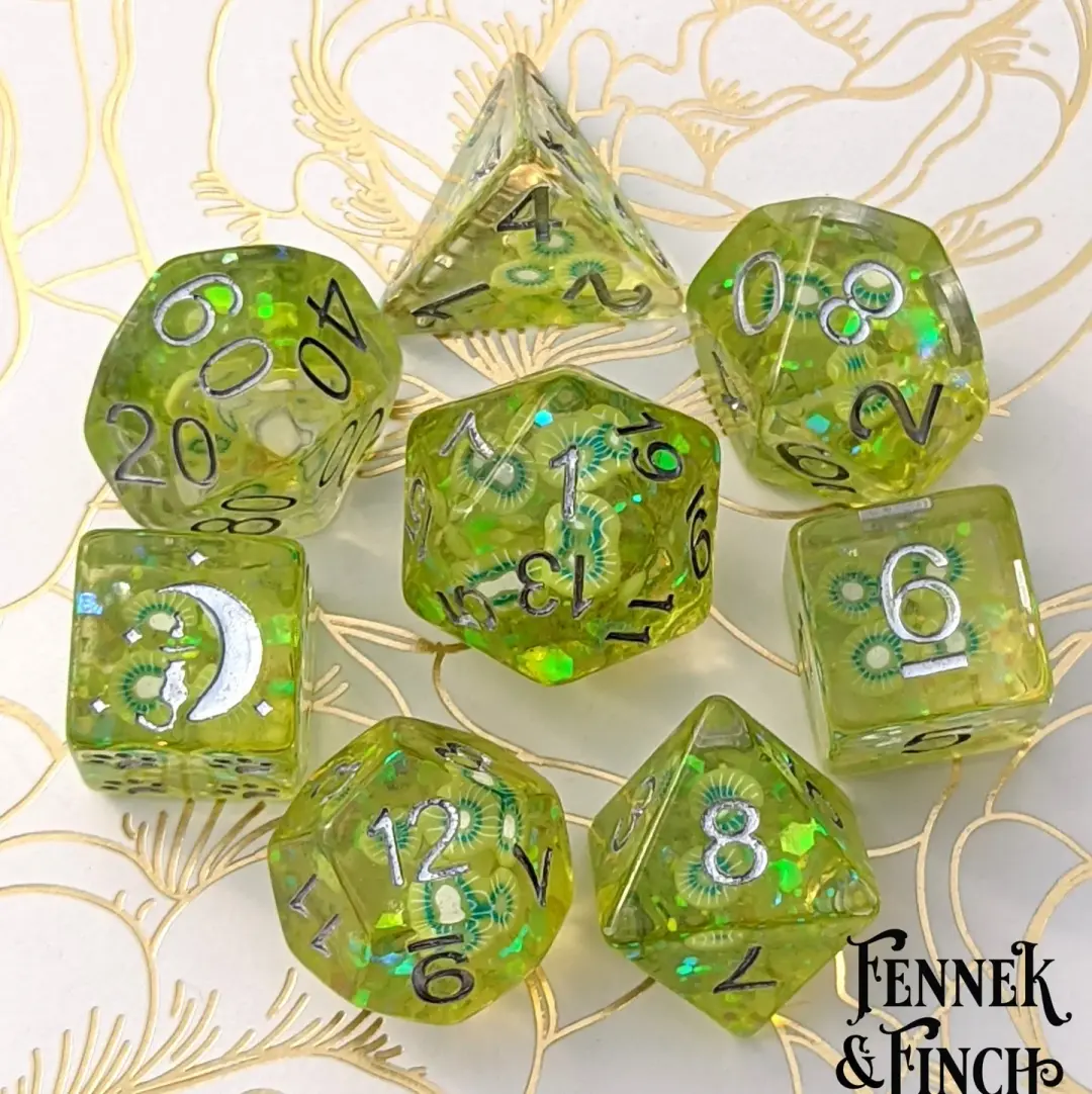 Kiwi Dice Set – 8-Piece Fruit Slice DnD Dice | Fennek & Finch