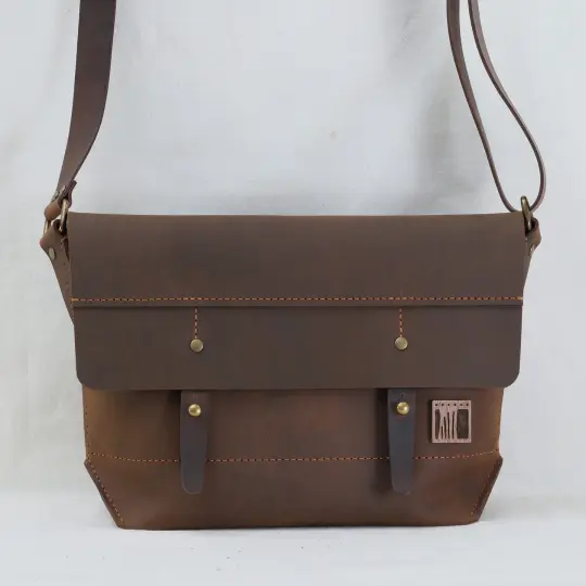Classic Messenger Small in vintage warm brown