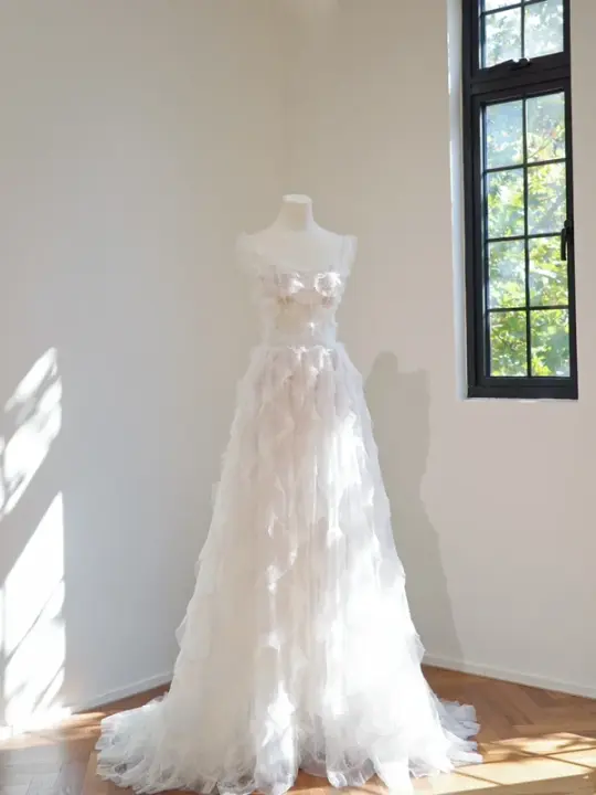 White halter-neck fitted long ball gown/bridal dress R8447