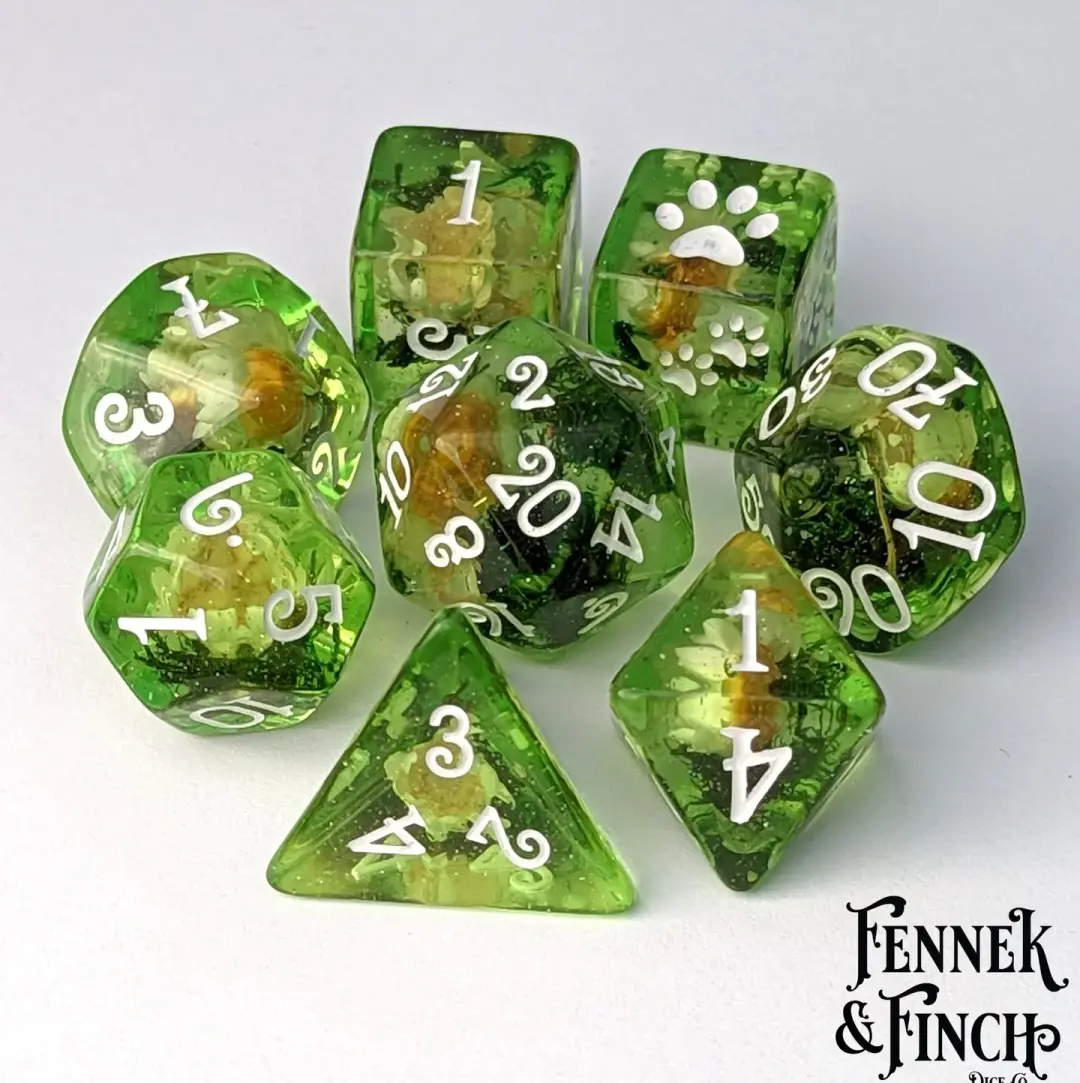 White Flowers and Moss DnD Dice Set – 8-Piece with Real Botanicals | Fennek & Finch