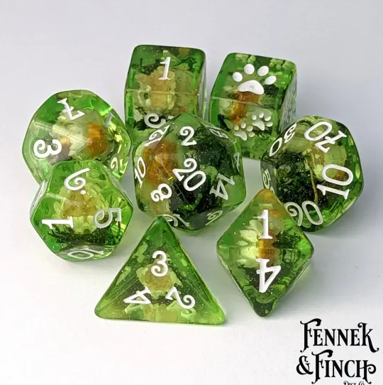 White Flowers and Moss DnD Dice Set – 8-Piece with Real Botanicals | Fennek & Finch