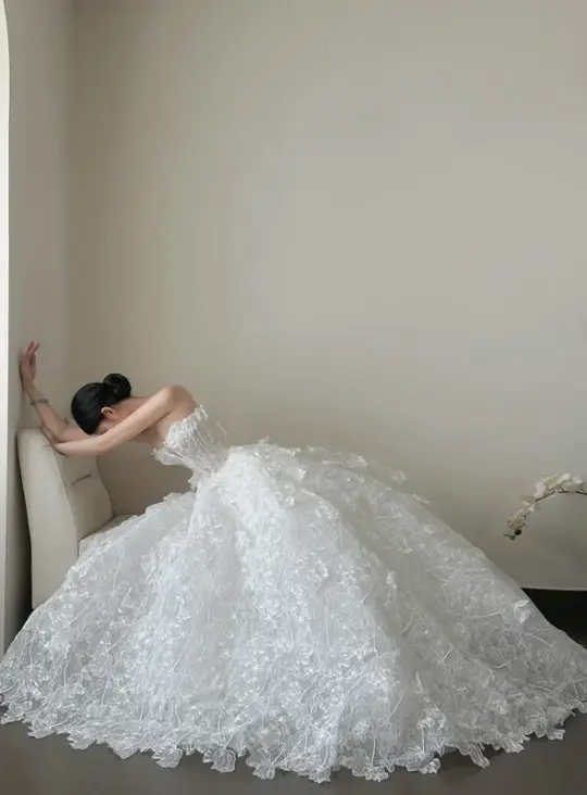 White strapless, waist‑cinching, slim‑fit, long fluffy ball gown with an elegant temperament, wedding dress R8001