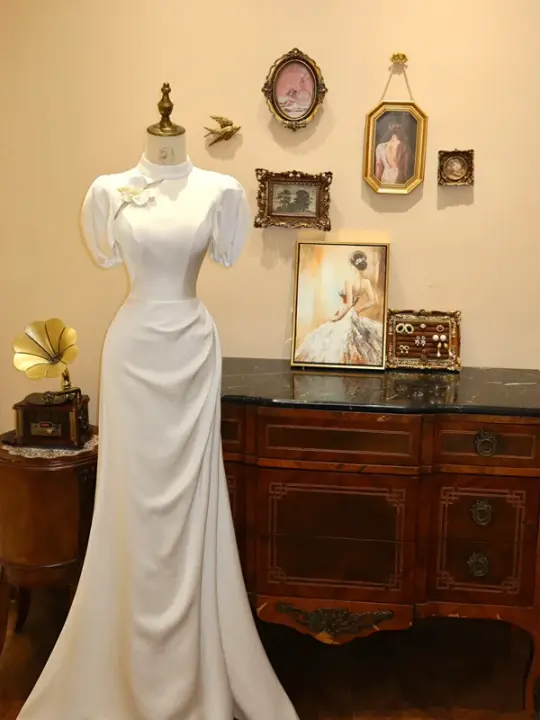White fitted long ball gown/bridal dress R7164