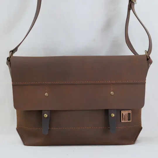 Classic Messenger Medium in vintage warm brown