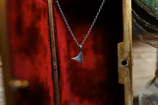 Flora's Kiss Pendant - Silver