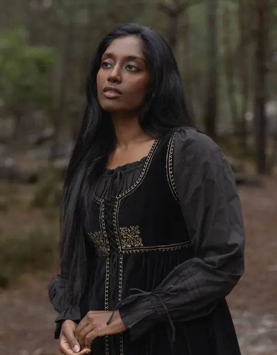 Sur robe 'Nelda' en velours noir brodé
