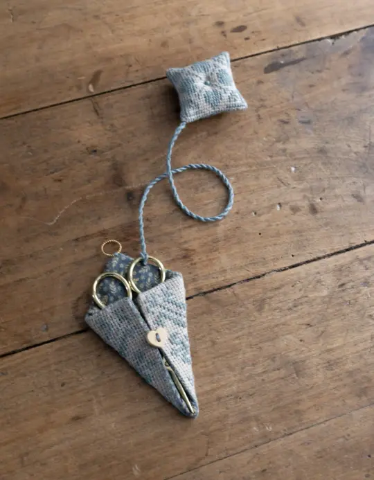 DIY kit 'Compagnon de Brodeuse avec ciseau cigogne' - Mathilda feuilles bleues