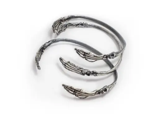Skeleton hand bracelet