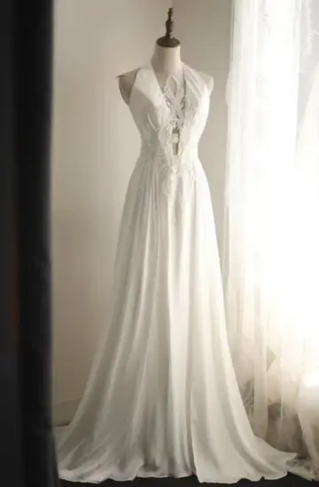 White halter-neck fitted long ball gown R6794