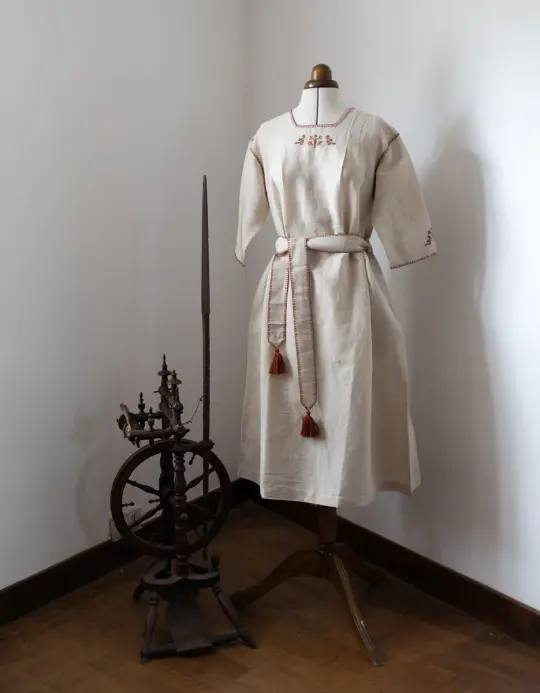 Robe 'Zlata' en lin brodé brique