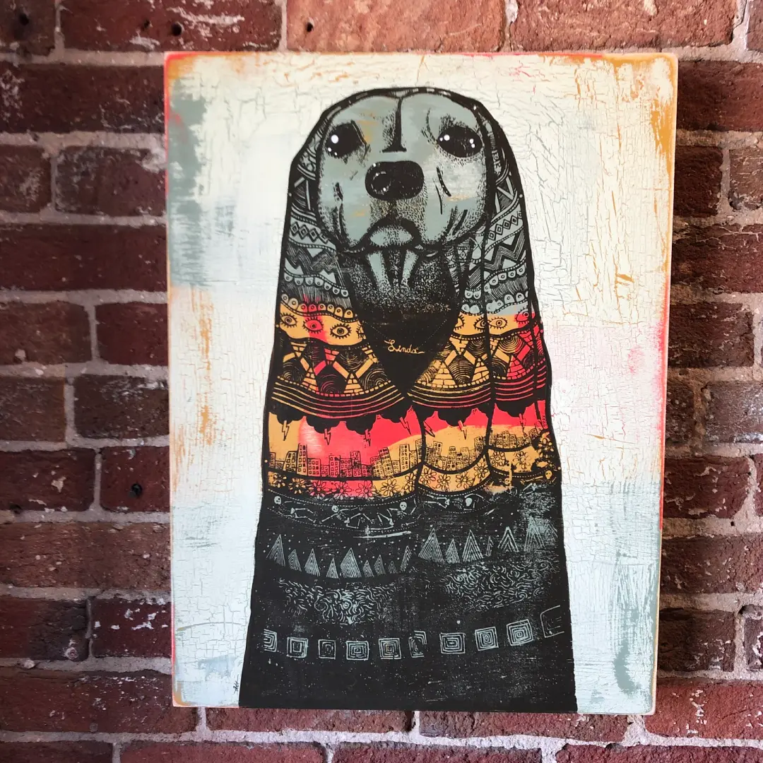 ¡Que Linda! On Distressed Pine Box