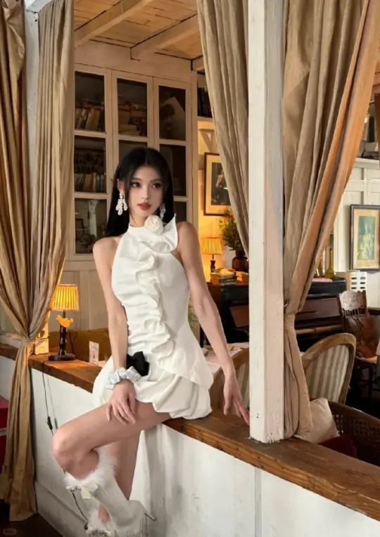 Subtle sexy set with white ruffled edge and pleated neck top, flower bud shorts, two-piece set, homecoming dress R2989