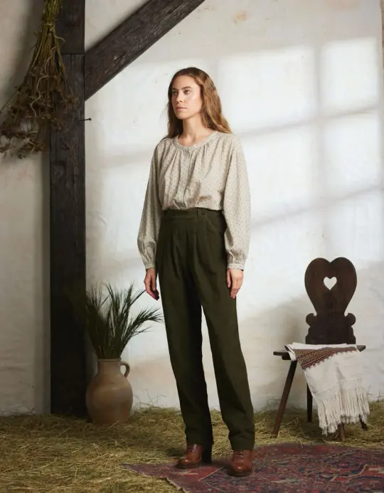 Pantalon 'Yana' en velours côtelé vert mousse