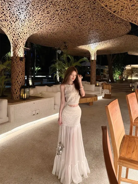 Luxury White Lace & Chiffon Mermaid Dress with Ruffled Hem and Crystal Details R9131