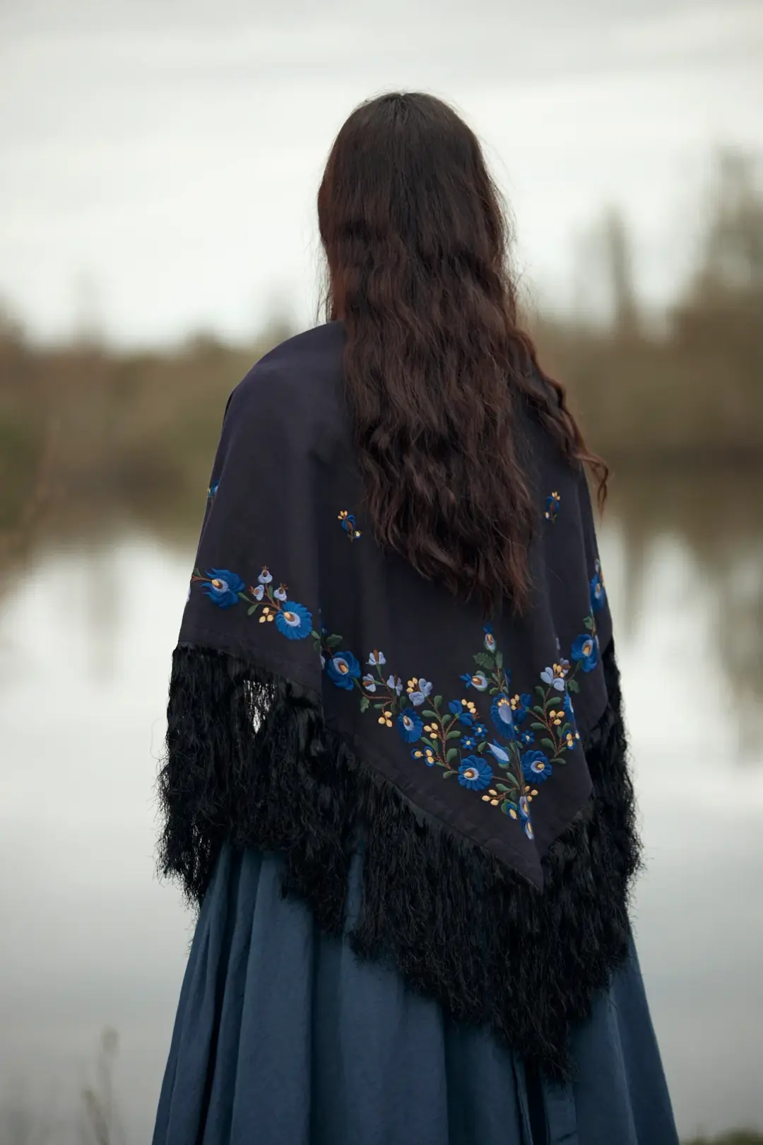 Étole "Timea" noire brodée fleurs Matyó bleu