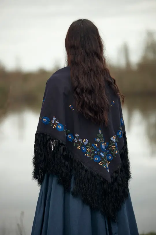 Étole "Timea" noire brodée fleurs Matyó bleu