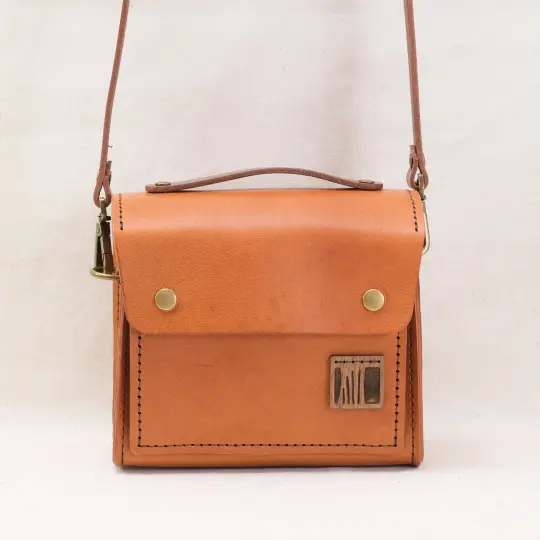 Tiny Box vegetable-tanned tan