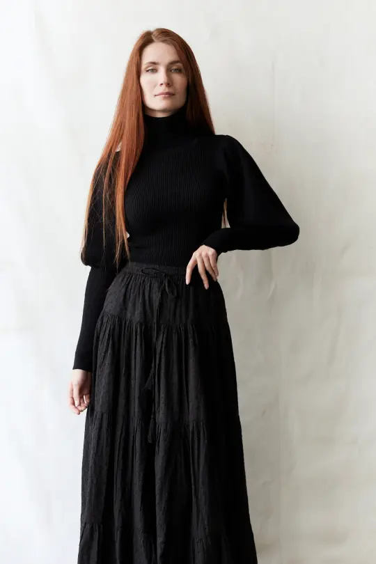 Pull col roulé 'Ariana' en coton et cachemire avec manches gigot noir