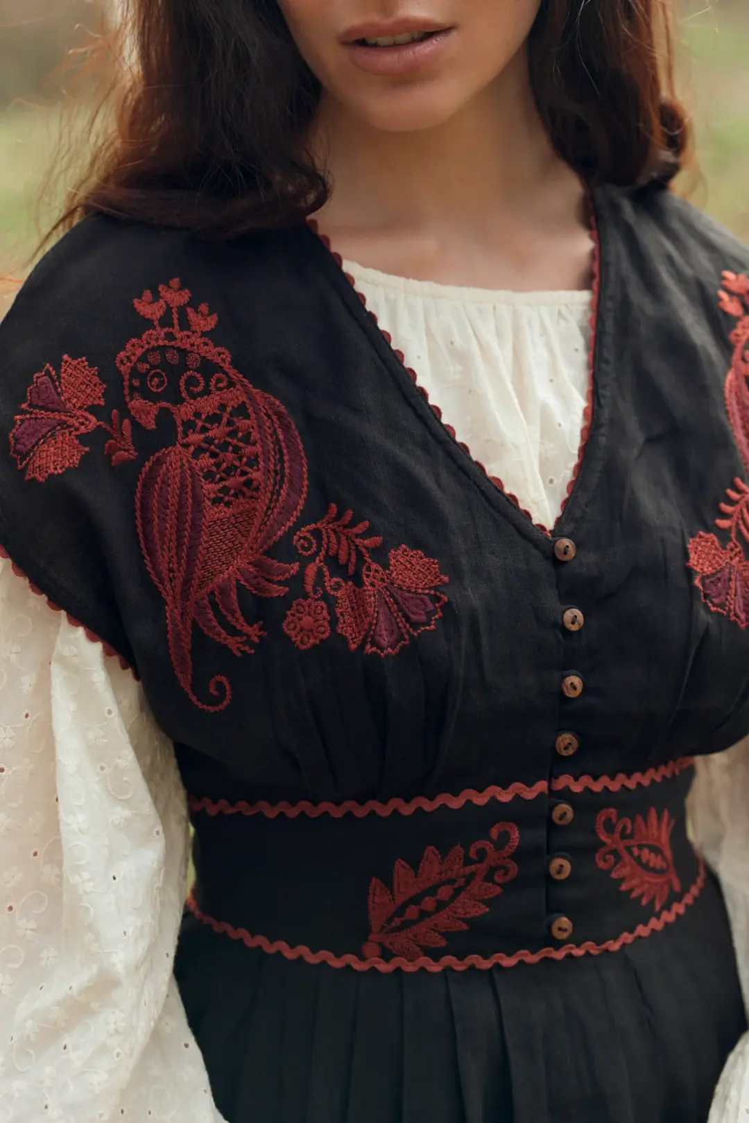 Robe "Vivika" noire avec broderies rouges