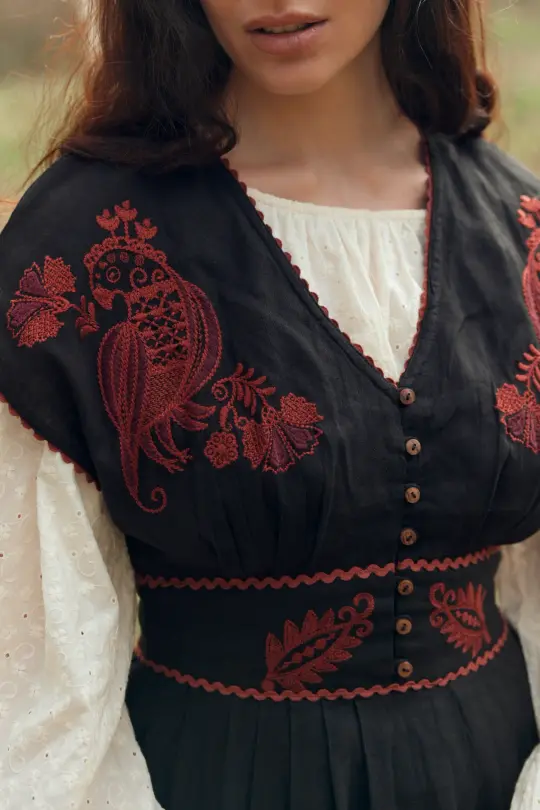 Robe "Vivika" noire avec broderies rouges