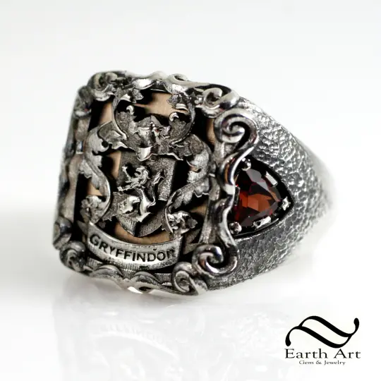 Deluxe House Signet Ring - The Lion  - Custom Text