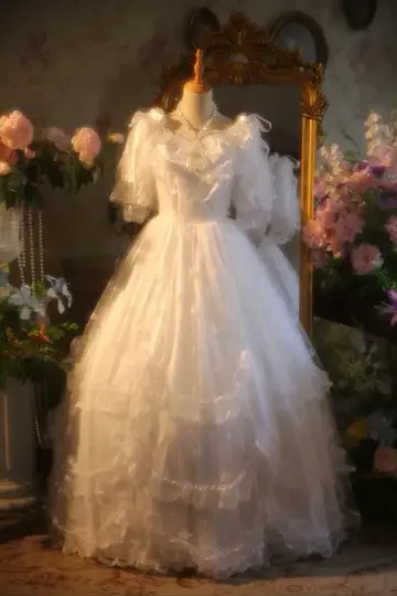 White retro classic fitted waist ball gown R7264