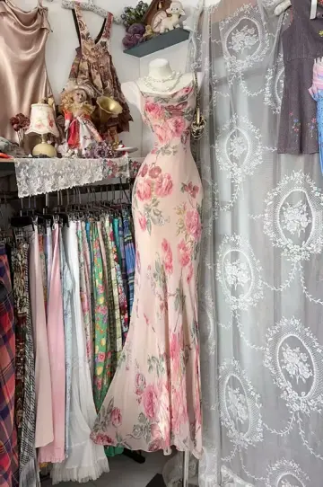 Light pink floral print halter-neck fitted long ball gown R7573