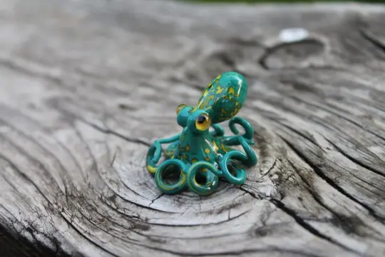 Handmade Green Glass Octopus Figurine With Speckled Details Sea Art 3cm