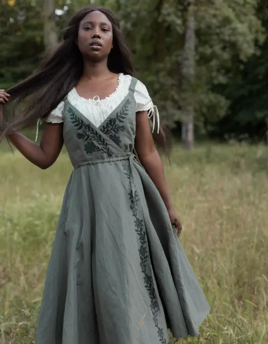 Robe croisée 'Gisela' sauge brodée
