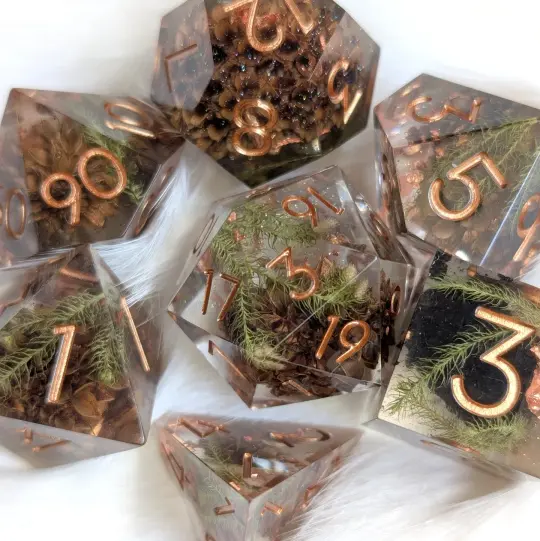Sparkling Casuarina Seeds of Change Dice Set – Botanical Resin with Copper | Fennek & Finch